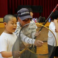 ５・６年　総合的な学習の時間（鮎釣り練習）