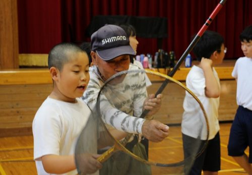 ５・６年　総合的な学習の時間（鮎釣り練習）